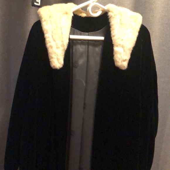 Gorgeous black high-quality velvet vintage fur-trimmed full length coat.ptp 20” - Picture 4 of 10